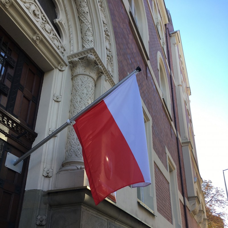 Flaga Polski z uchwytem na fasadę