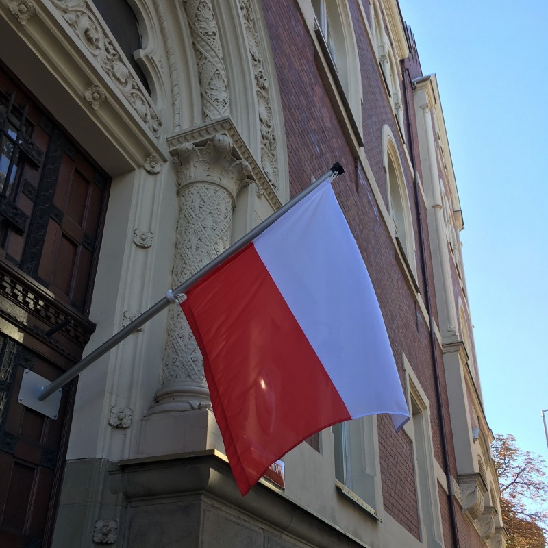 Flaga Polski z uchwytem na fasadę
