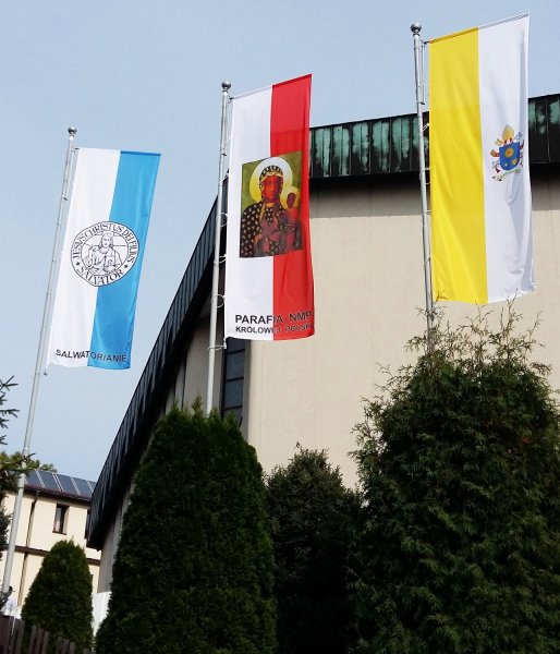 Flagi przy kościele NMP Królowej Polski